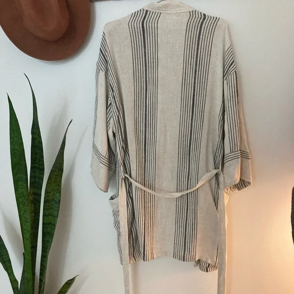 Oddbird Fener linen Kisa cut robe. - Picture 3 of 7